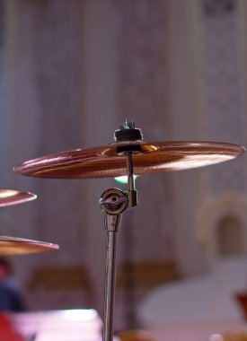 Vurmalı çalgılar odası salonunda. Davul. Marimba. Bas. Caz. samimi aydınlatma