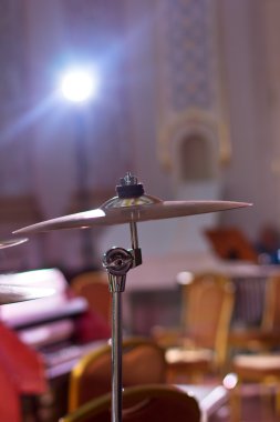 Vurmalı çalgılar odası salonunda. Davul. Marimba. Bas. Caz. samimi aydınlatma