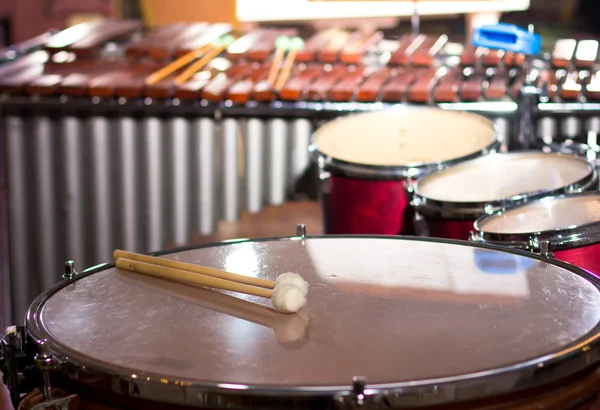 Instrumentos de percusión en una sala de cámara. Tambores. Marimba. Bass. Jazz. iluminación íntima —  Fotos de Stock