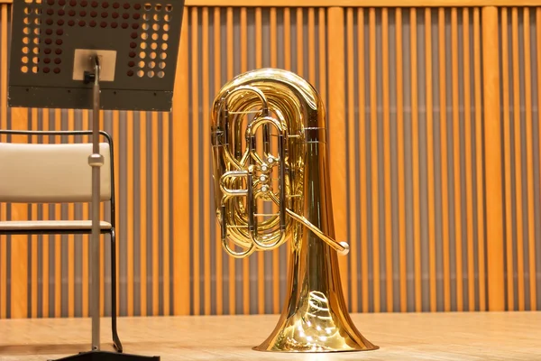 Tuba dorada en la sala de conciertos. Instrumento de viento. Instrumento musical de cobre —  Fotos de Stock