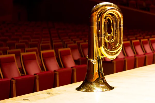 Tuba dorada en la sala de conciertos. Instrumento de viento. Instrumento musical de cobre —  Fotos de Stock
