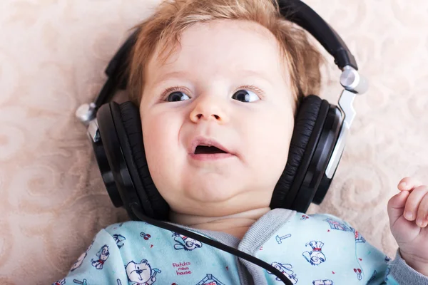 Komik bebek büyük bir kulaklık. Küçük bir çocuk portresi. Şirin çocuk. — Stok fotoğraf
