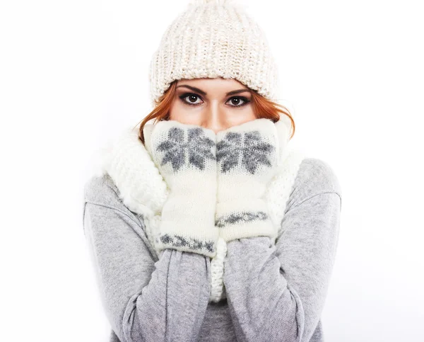 Ragazza con cappello e sciarpa di lana. Una ragazza vestita con calore. Freddo invernale. Ritratto di una ragazza con grandi occhi su sfondo bianco — Foto Stock