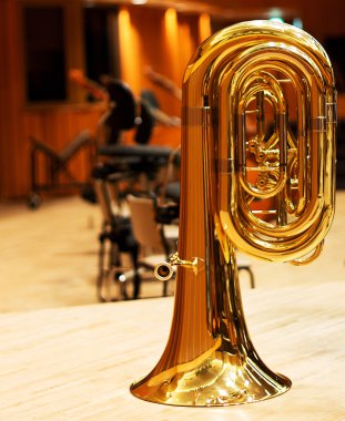 Altın tuba konser salonunda. Nefesli/Üflemeli Saz. Bakır müzik aleti
