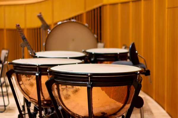 Grupo de instrumentos clásicos de percusión sobre un gran escenario de madera — Foto de Stock