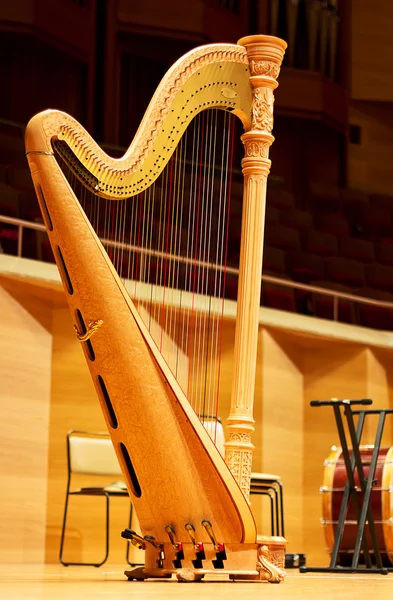 Arpa in una grande sala da concerto. Strumento musicale.L'arpa da concerto — Foto Stock