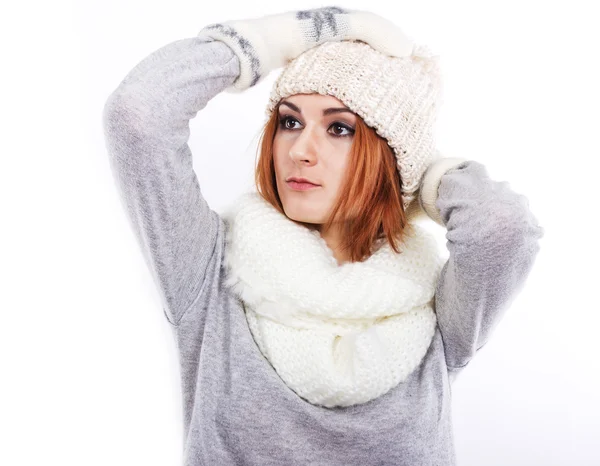 Menina em um chapéu de lã e cachecol. Uma menina vestida calorosamente. Inverno frio. Retrato de uma menina com grandes olhos em um fundo branco — Fotografia de Stock