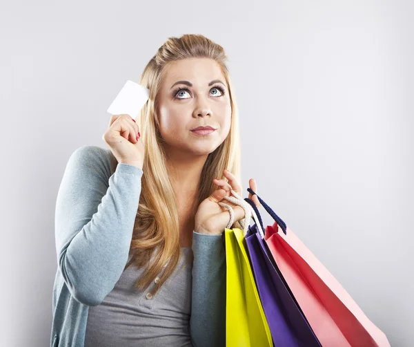 Ευτυχισμένος ξανθιά γυναίκα λαβή τσάντα για ψώνια. Αγορές με πιστωτική κάρτα. Χαμογελαστό κορίτσι — Φωτογραφία Αρχείου