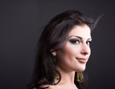 Güzel esmer ile uçan bir saç. Takı güzel bir kızın portresi. Parlak saçlar. Moda. Güzel kadın süsler