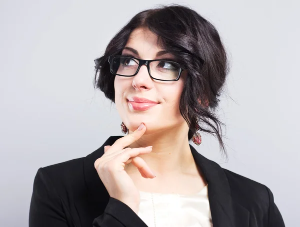 Close-up gezicht portret van jonge zakenvrouw. Lachende vrouw portret van het bedrijf geïsoleerd — Stockfoto