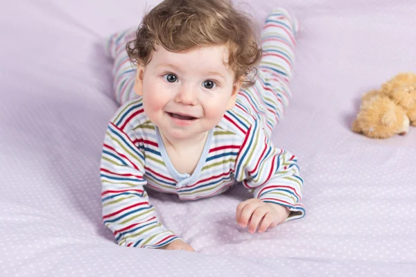 Bebê lindo com um lindo brinquedo. A criança no berço . — Fotografia de Stock