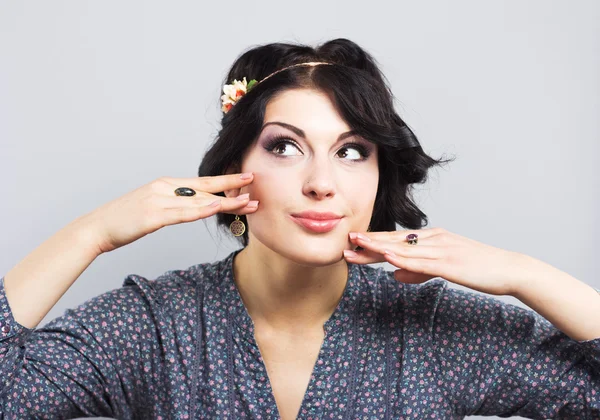 Morena bonita em um fundo cinzento.Menina bonita com o corte de cabelo grego. Estilo Provence — Fotografia de Stock