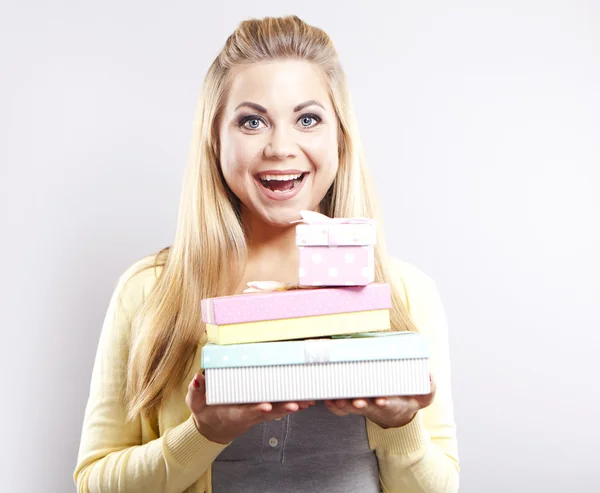 De mooie blonde met een cadeau in haar handen. Lachende meisje. Portret van een gelukkige vrouw — Stockfoto