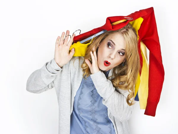 Beautiful blonde tries on clothes. Bright clothes. Shopping. — Stock Photo, Image