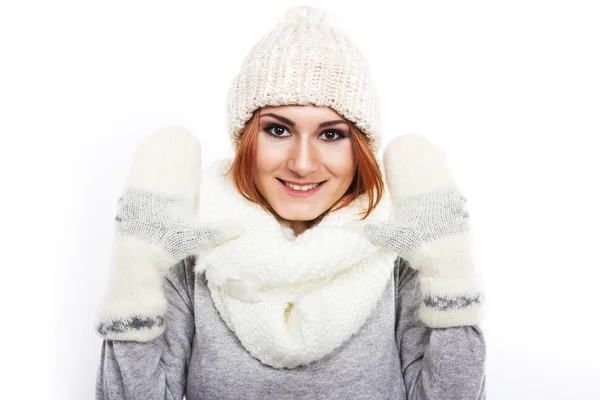 Menina em um chapéu de lã e cachecol. Uma menina vestida calorosamente. Inverno frio. Retrato de uma menina com grandes olhos em um fundo branco — Fotografia de Stock