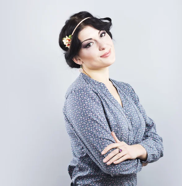 Beautiful brunette on a gray background.Beautiful girl with the Greek haircut. Provence style — Stock Photo, Image