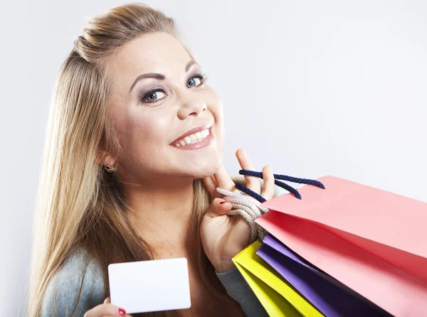 Mulher loira feliz segurar saco de compras. Compras com cartão de crédito. Menina sorridente — Fotografia de Stock