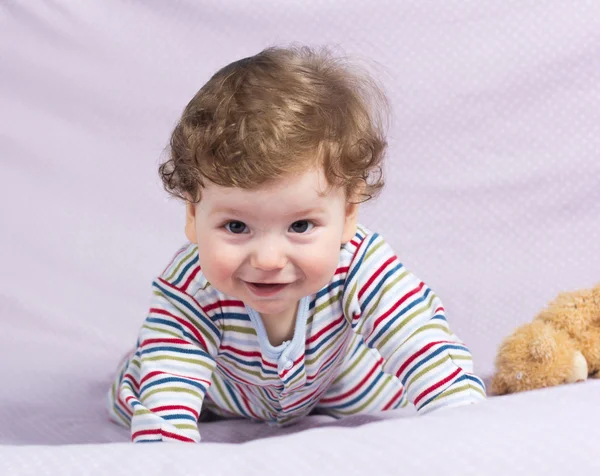 Krásné miminko s krásnou toys.the dítě v postýlce — Stock fotografie