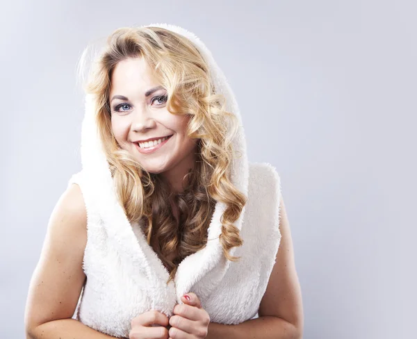 Una joven rubia con un chaleco blanco cálido. Mujer feliz. chica sonriente — Foto de Stock