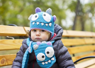 Komik bir şapka bir yolda mutlu bebek. Sonbaharda açık havada yürüyüş. sonbahar yaprakları