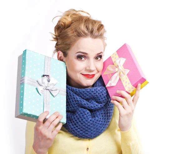 The beautiful blonde with a gift in her hands. Smiling girl. Portrait of a happy woman — Stock Photo, Image