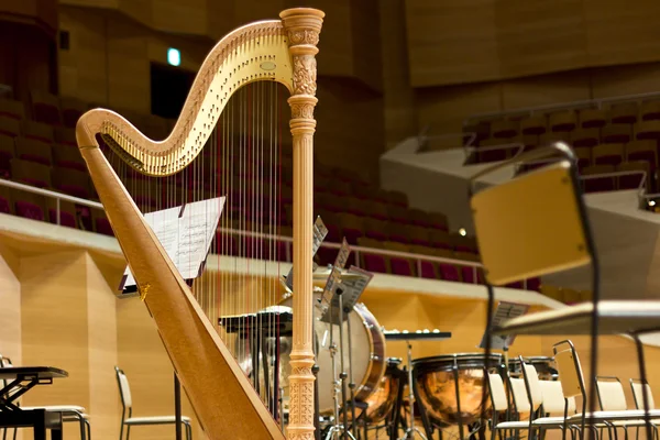 Harpa i en stor konsertsal. Musikinstrument.Konsertharpan — Stockfoto