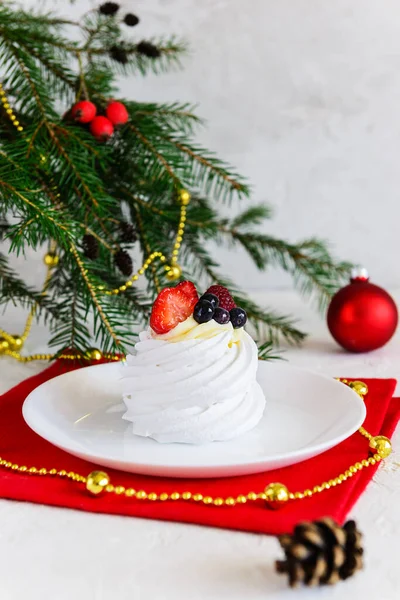 Dessert Pavlova White Plate Background Christmas Tree — Stock Photo, Image