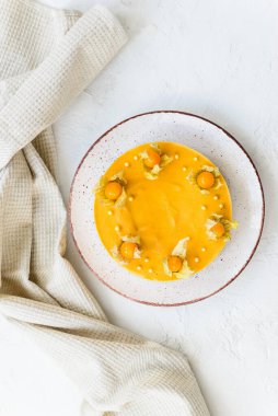 Tabakta filozofla süslenmiş balkabağı keki. Şeker, laktoz, glütensiz. Dikey yönelim, üst görünüm.