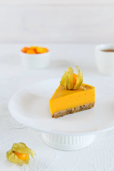 Ein Stück Kürbis Und Orangenkuchen Mit Physalis Auf Einem Weißen — Stockfoto