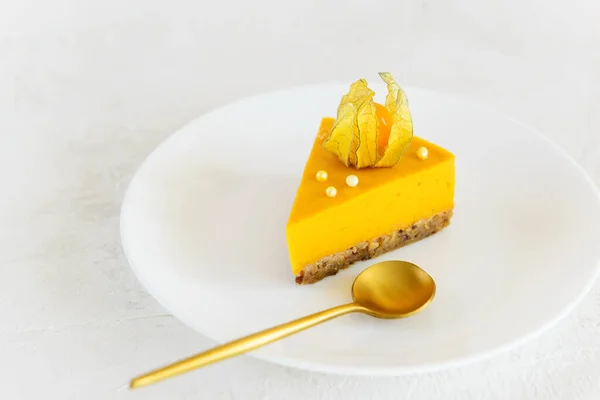 Eine Scheibe Kürbis Und Orangenkuchen Mit Physalis Auf Einem Weißen — Stockfoto