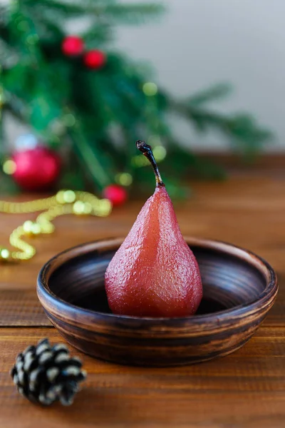 Pochierte Birne Rotwein Mit Gewürzen Auf Dem Hintergrund Eines Weihnachtsbaums — Stockfoto