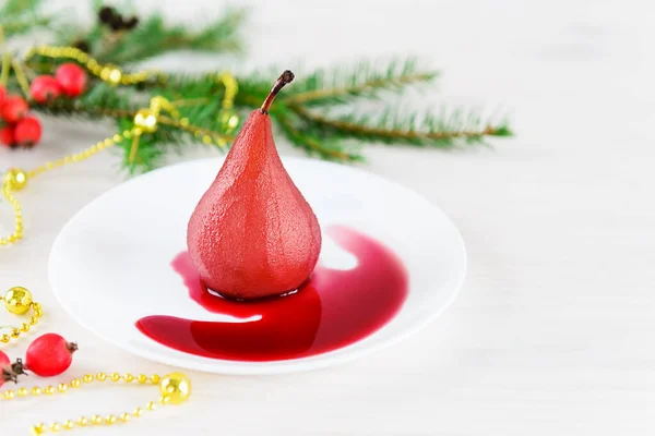 Birne Rotwein Auf Einem Weißen Teller Vor Dem Hintergrund Eines — Stockfoto