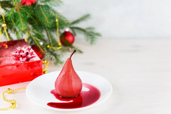 Birne Rotwein Auf Einem Weißen Teller Vor Dem Hintergrund Eines — Stockfoto