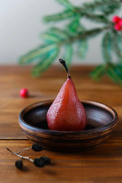 Birne Rotwein Einer Braunen Schüssel Auf Dem Hintergrund Eines Weihnachtsbaumzweiges — Stockfoto