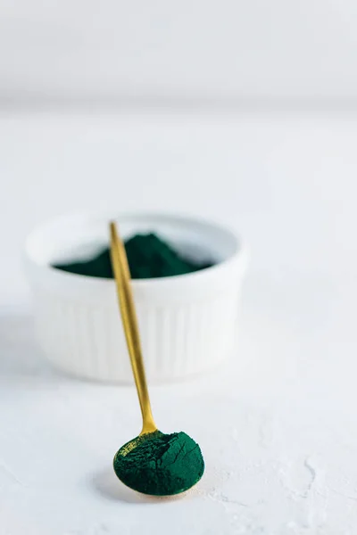 Espirulina Verde Polvo Una Cuchara Tazón Sobre Fondo Claro — Foto de Stock