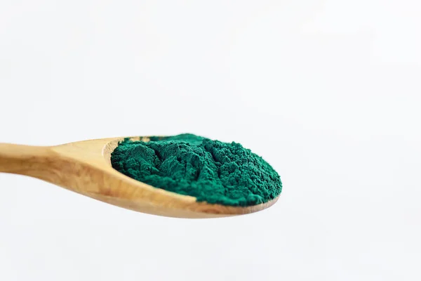 Espirulina Verde Polvo Una Cuchara Madera Sobre Fondo Blanco — Foto de Stock