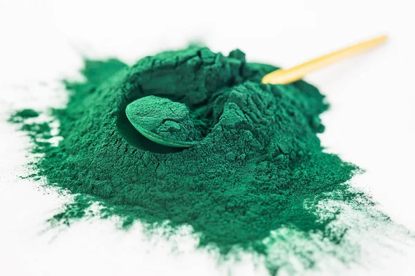 Montón Espirulina Verde Con Una Cuchara Sobre Fondo Blanco — Foto de Stock