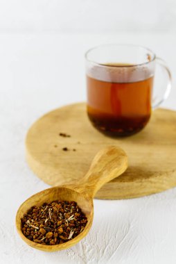 Tahta kaşıkta kurutulmuş chaga çayı..