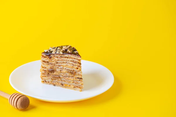 Ein Stück Hausgemachter Pfannkuchenkuchen Mit Schokoladenkaramell Walnüssen Und Honig Auf — Stockfoto
