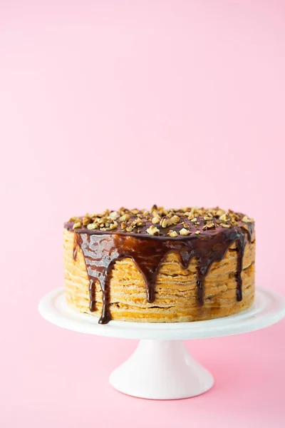 Pastel Tortitas Con Gotas Caramelo Nueces Sobre Fondo Rosa Maslenitsa — Foto de Stock