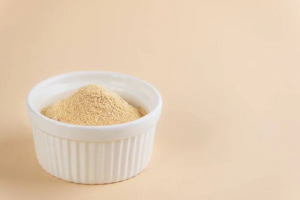 Bej arka planda bir kasede lecithin ayçiçeği. Yatay yönelim, boşluğu kopyala.