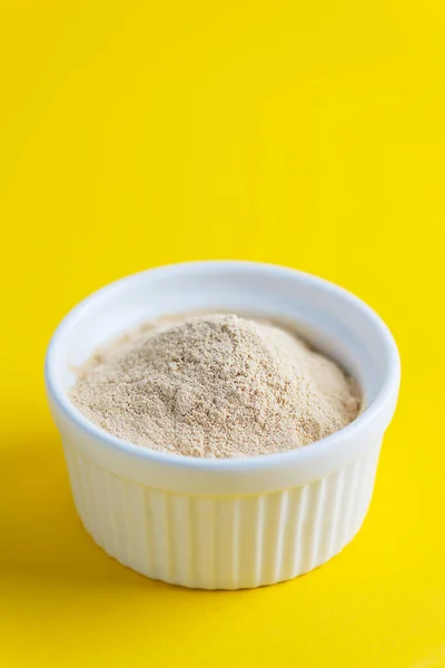 Lecitina Tazón Sobre Fondo Amarillo — Foto de Stock