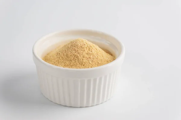 Ayçiçeği lecithin beyaz arka planda bir kasede.