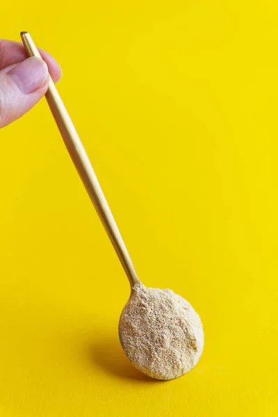 Polvo Lecitina Una Cuchara Mano Sobre Fondo Amarillo — Foto de Stock