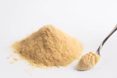 Ayçiçeği lecithin yığını ve hafif bir arka planda kaşık.