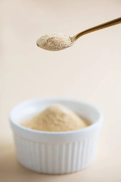 Zonnebloem Lecithine Een Lepel Met Een Kom Een Beige Achtergrond — Stockfoto