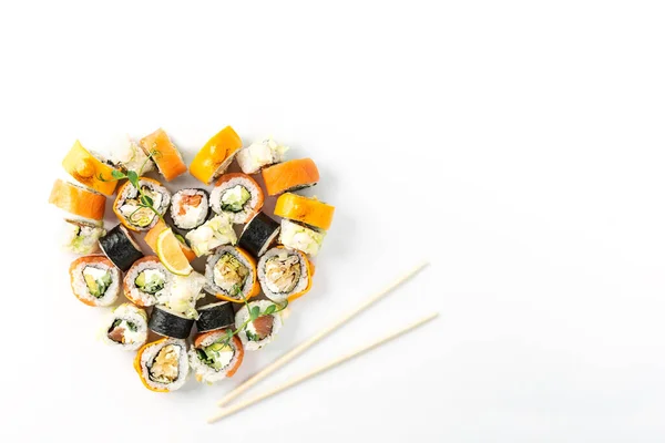 Sushi Vorm Van Een Hart Een Witte Plaat Valentijnsdag Horizontale — Stockfoto