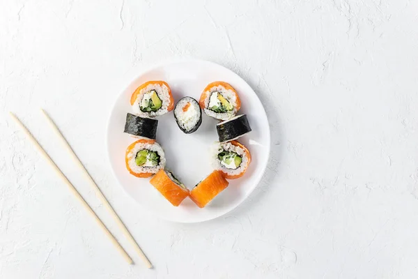 Sushi Vorm Van Een Hart Een Witte Plaat Valentijnsdag — Stockfoto