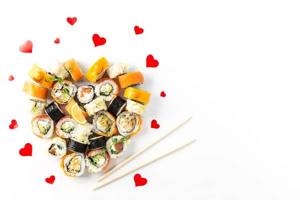 Sushi Voor Valentijnsdag Vorm Van Een Hart Eetstokjes Horizontale Oriëntatie — Stockfoto