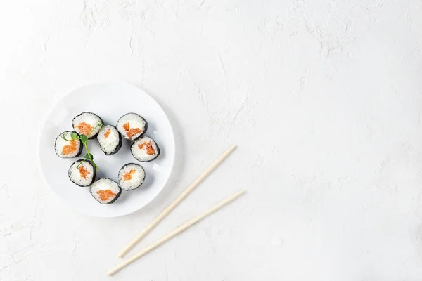 Sushi Rolt Vorm Van Een Hart Met Stokjes Een Witte — Stockfoto